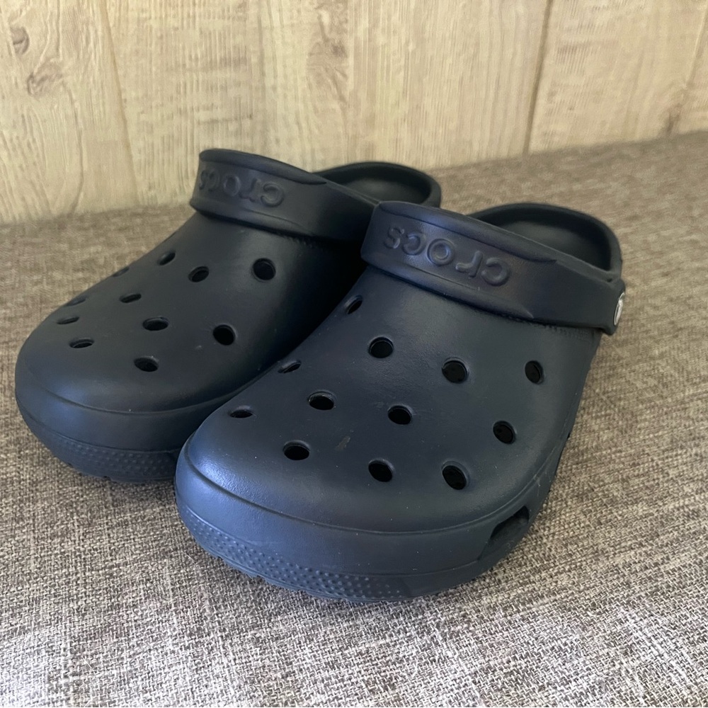 CROCS Men size 8, Woman’s size 10. Navy blue!